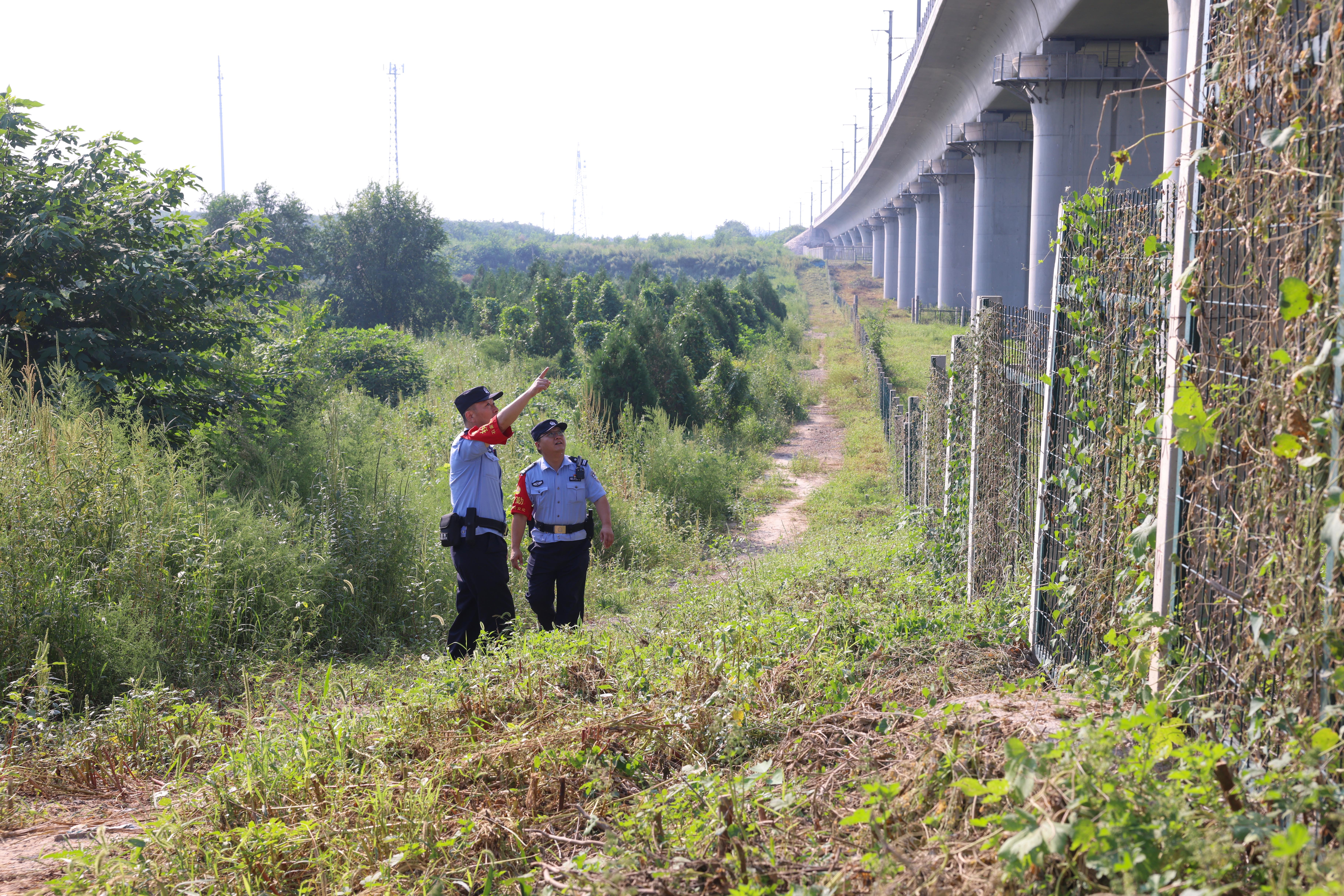 石家庄铁路公安处石家庄东站派出所民辅警进行安全巡查