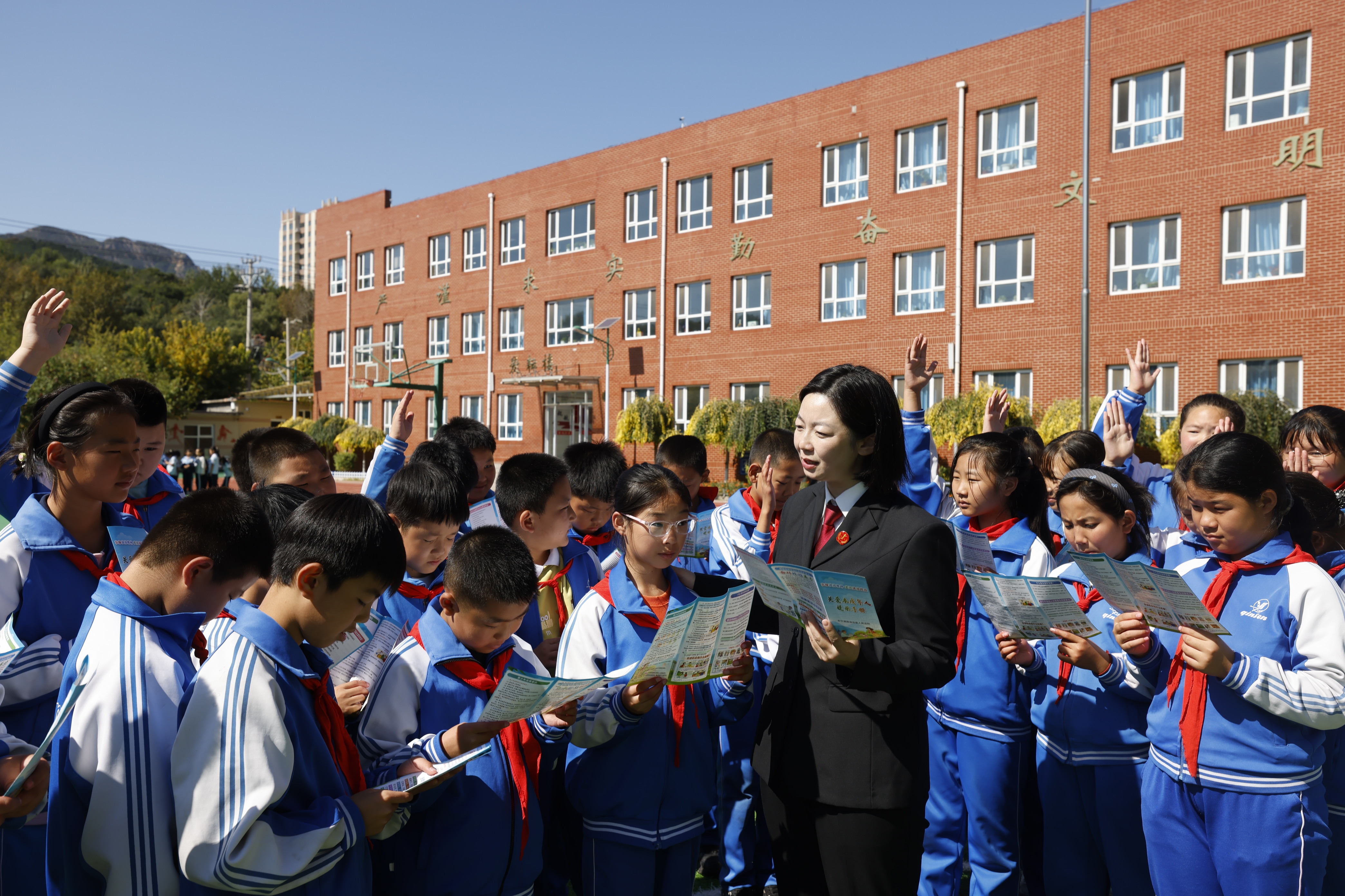 丰宁满族自治县人民法院干警走进县第一小学开展法治宣讲活动