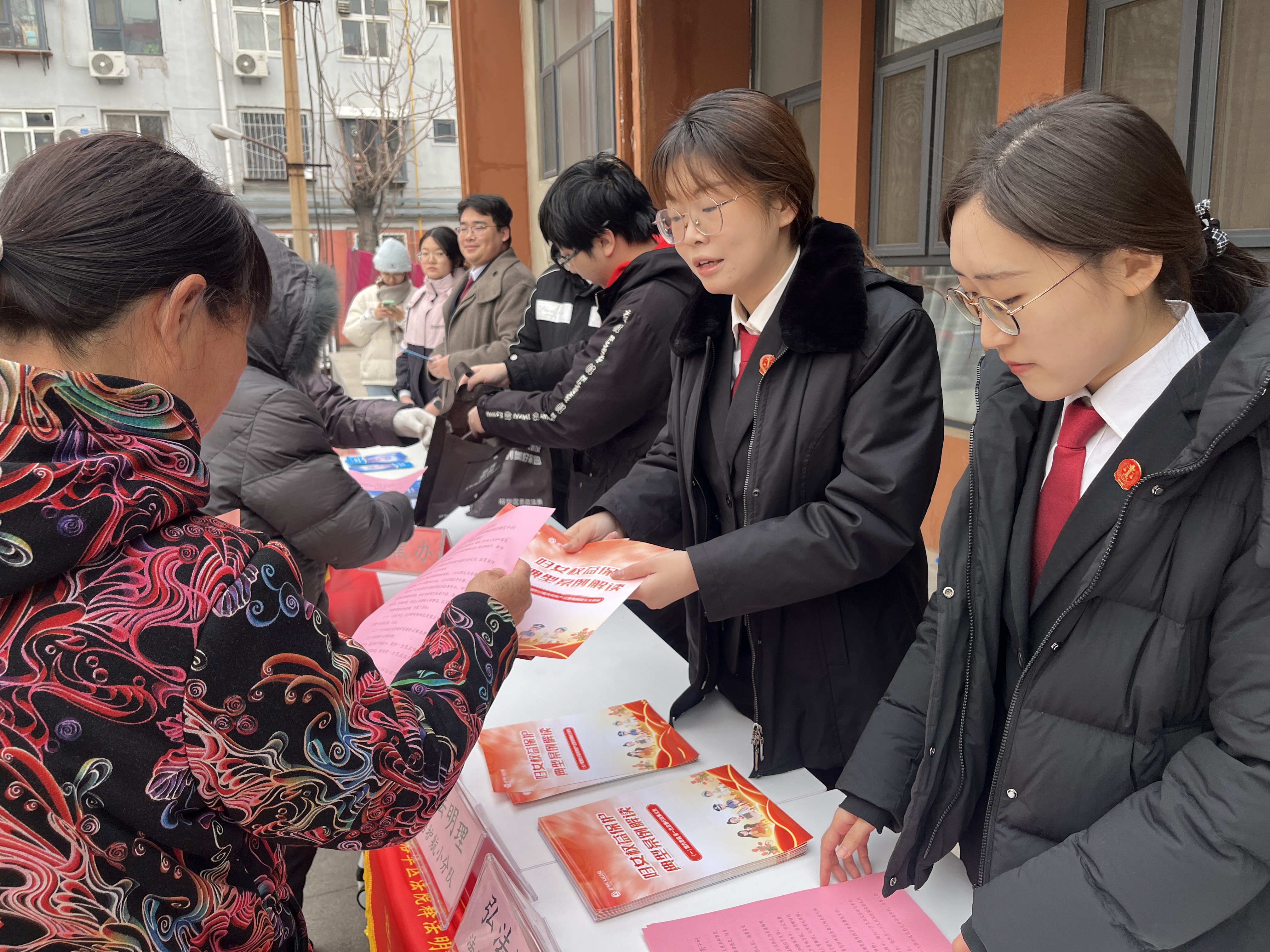 法治护航小分队开展普法宣传活动