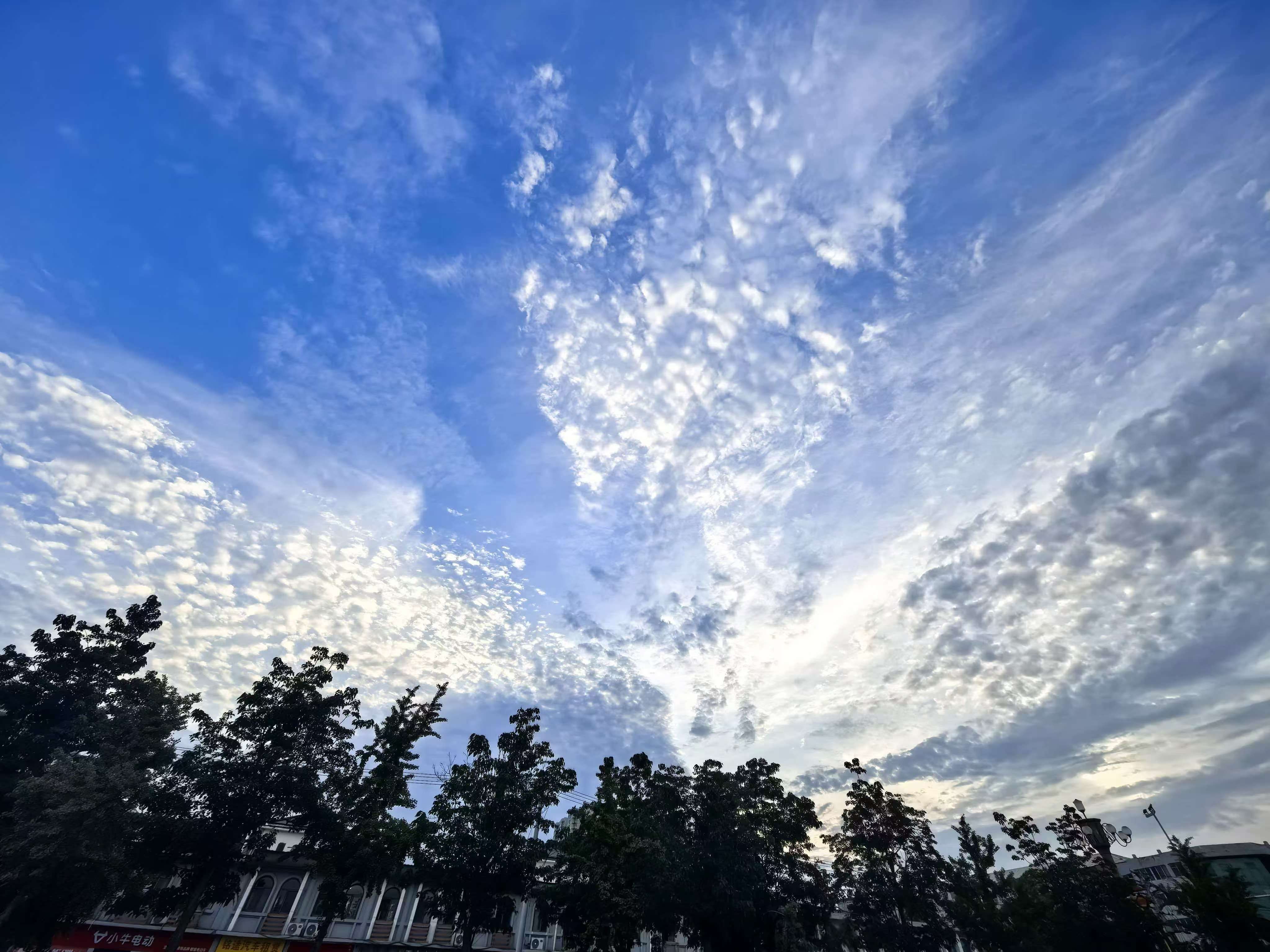 鳞云染碧空