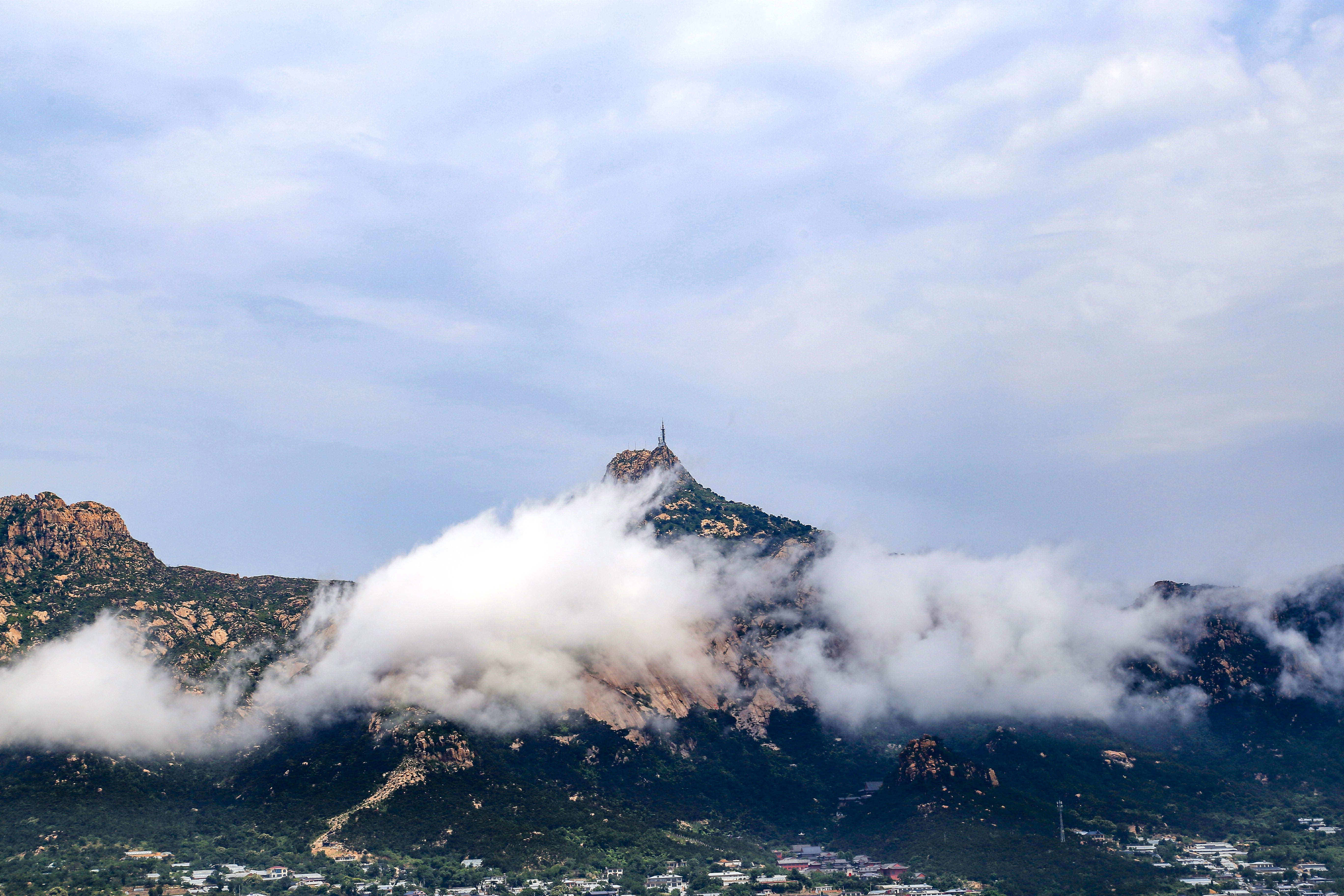 云雾环山